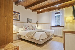 2 bedrooms, iron/ironing board, internet, bed sheets