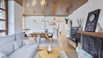 Smart TV, fireplace