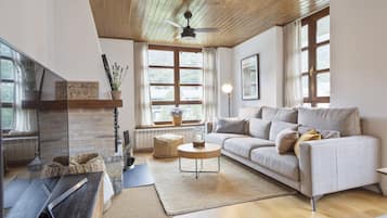 Una Smart TV, una chimenea