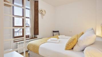 3 slaapkamers, een strijkplank/strijkijzer, internet, beddengoed