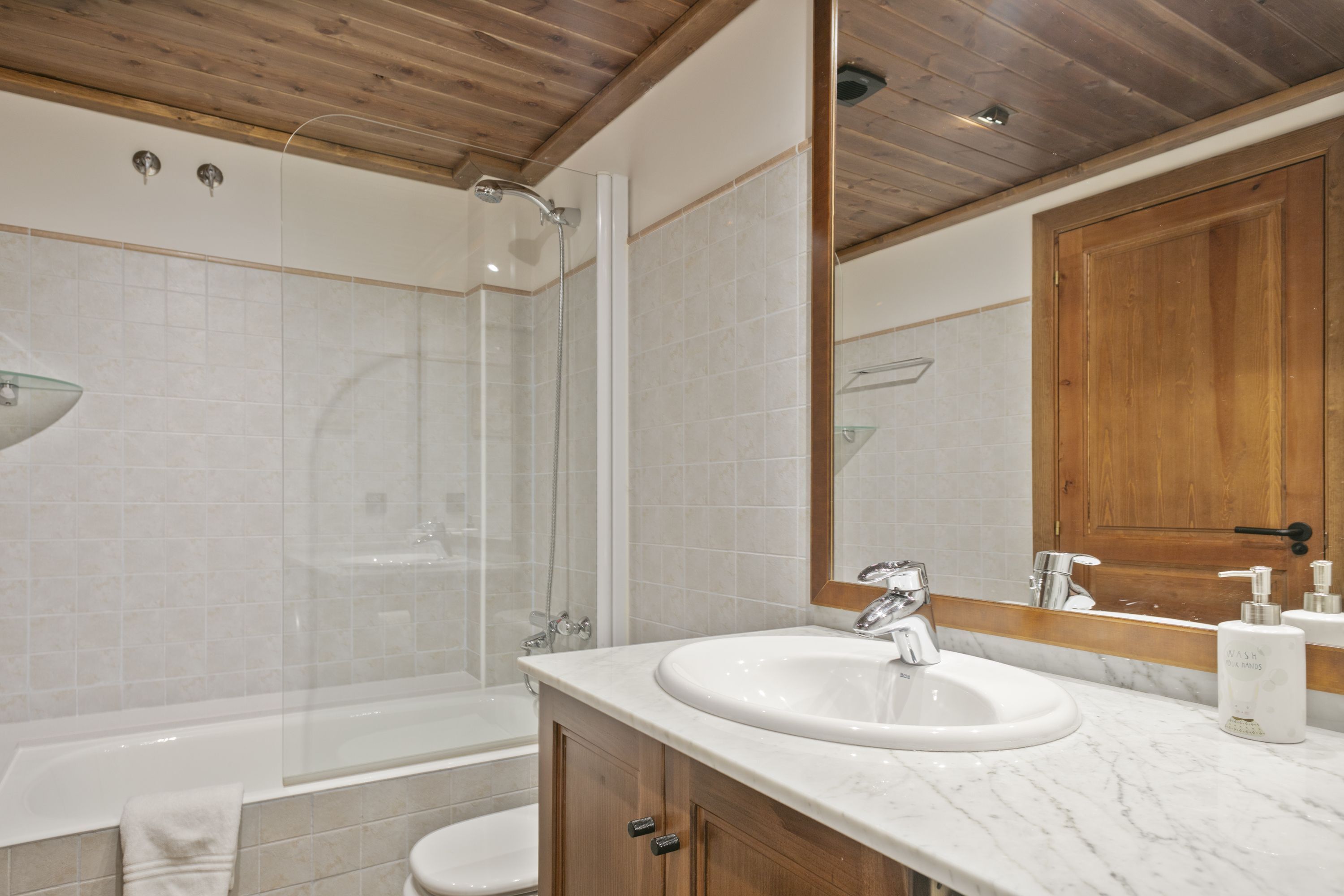 Une salle de bain moderne avec une baignoire, une douche et un lavabo.