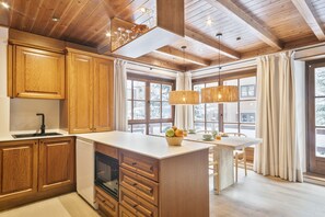 Frigorífico, microondas, horno y lavavajillas