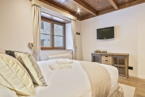 2 bedrooms, iron/ironing board, Internet, bed sheets