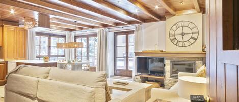 Smart TV, fireplace