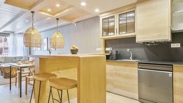 Kühlschrank, Ofen, Geschirrspüler, Wasserkocher mit Kaffee-/Teezubehör