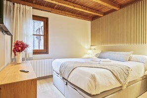 3 عدّة غرف نوم ومكواة/لوح كي وخدمة الإنترنت وملاءات أسرّة