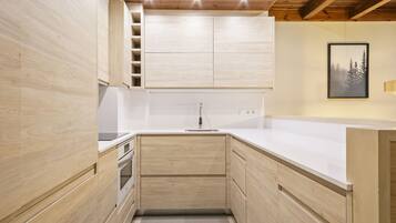 Fridge, dishwasher, coffee/tea maker, toaster