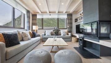 TV, fireplace