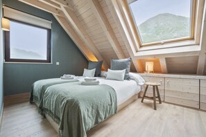 4 bedrooms, iron/ironing board, internet, bed sheets