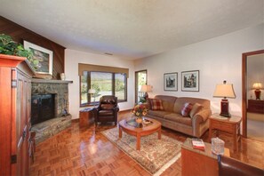 Smart TV, caminetto, lettore DVD, tavolo da ping pong