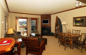 Smart TV, caminetto, lettore DVD, tavolo da ping pong