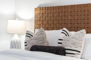 5 bedrooms, iron/ironing board, WiFi, bed sheets