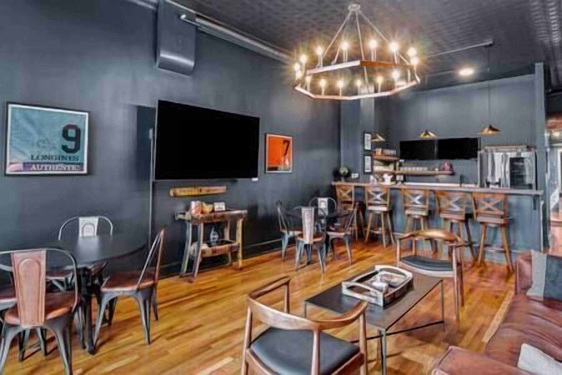 The "Manhattan": Downtown Speakeasy
