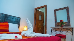 Doppelzimmer, Blick auf den Innenhof | Schreibtisch, kostenloses WLAN