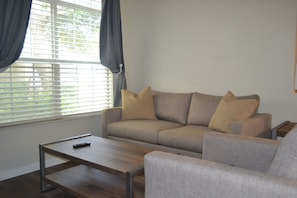 Living area - Stylish Condo Near Clearwater's Beach (Clearwater)
