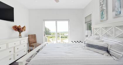 Charming  2-bedroom house with AC, WiFi with mountain and lake views!