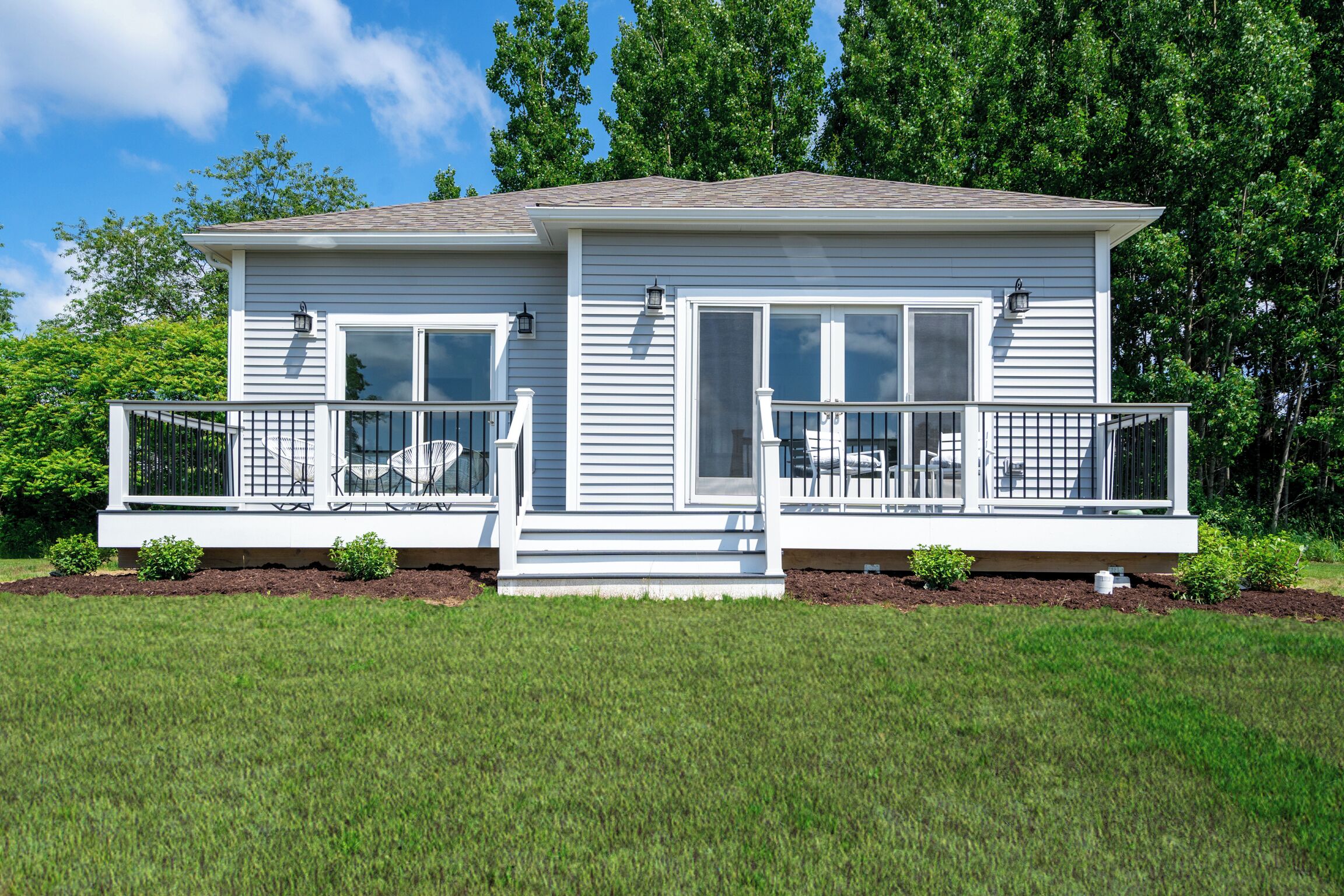Charming  2-bedroom house with AC, WiFi with mountain and lake views!