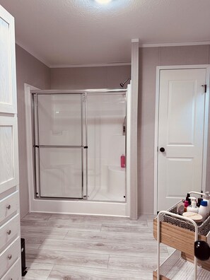 Spa - K & M Suite is a brand-new home in a peaceful, quiet neighborhood. (Wabash)