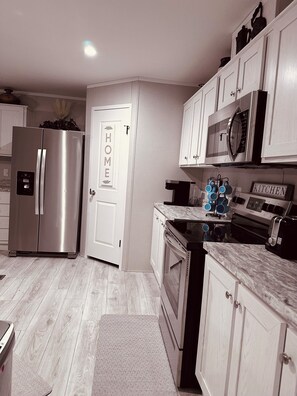 Refrigerador, microondas, horno, placa de cocina