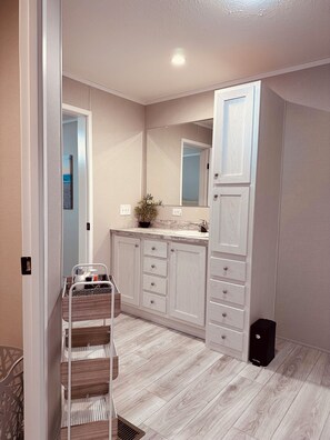 Interior - K & M Suite is a brand-new home in a peaceful, quiet neighborhood. (Wabash)