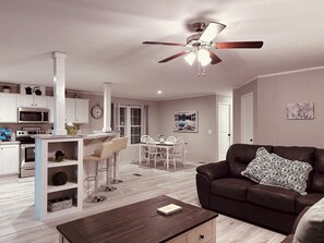 Smart TV, fireplace - K & M Suite is a brand-new home in a peaceful, quiet neighborhood. (Wabash)