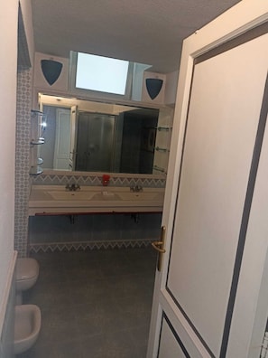 Shower, hair dryer, bidet, towels - Frajmari Apartments (Canneto)