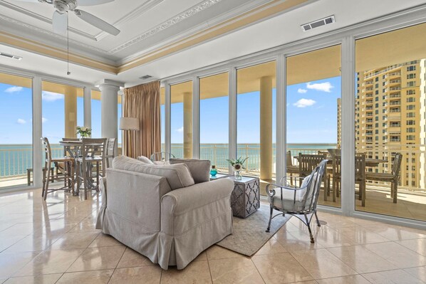 Apartment, Mehrere Betten (La Playa 703) | Wohnbereich | Fernseher