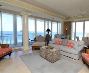 Leilighet, flere senger (La Playa 703) | Oppholdsområde | TV