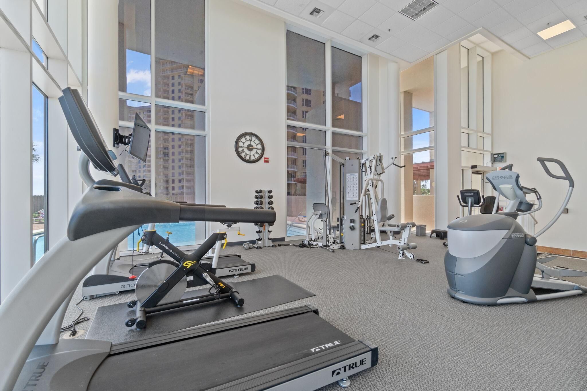 Ein Fitnessstudio mit Laufbändern, Fahrrädern und Krafttrainingsgeräten.