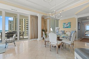 公寓客房, 多張床 (La Playa 703) | 用餐區