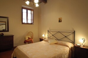 2 bedrooms, iron/ironing board, WiFi