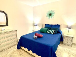 1 chambre, fer et planche à repasser, accès Internet, draps fournis