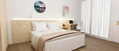 Une chambre à coucher moderne avec un lit, une table de chevet, une lampe et une œuvre d’art accrochée au mur.
