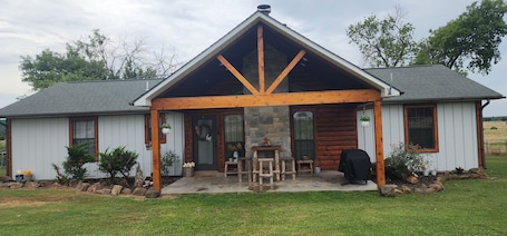 Exterior. The home between 2 lakes! Charming 3-bedroom house with AC, WiFi, and much more!
