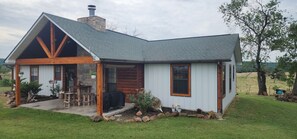 Exterior - The home between 2 lakes! Charming 3-bedroom house with AC, WiFi, and much more! (Stringtown)