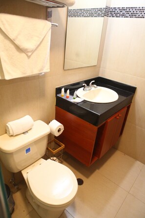 ห้องดีลักซ์ | ห้องน้ำ | ผ้าเช็ดตัว, สบู่, ยาสระผม, กระดาษชำระ