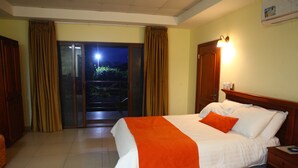 A hotel room with two beds, a nightstand, a lamp, and a view of the outside. - Pocri Country Resort  (Pocrí)