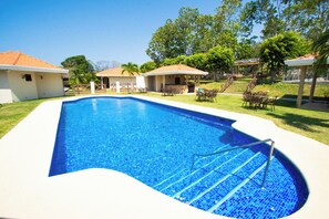 สระว่ายน้ำกลางแจ้ง