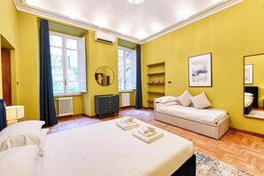 3 chambres, bureau, fer et planche à repasser, lit de bébé portatif
