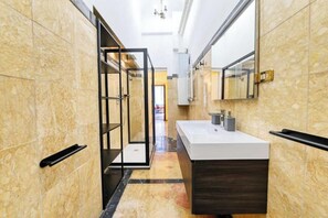 Séchoir à cheveux, bidet, serviettes fournies, savon