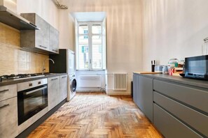 Kühlschrank, Mikrowelle, Ofen, Herdplatte