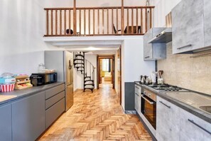 Fridge, microwave, oven, stovetop - Elegant Historic Apartment in Central Rome
(Roma)