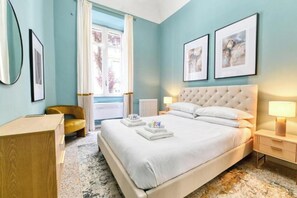 3 chambres, bureau, fer et planche à repasser, lit de bébé portatif