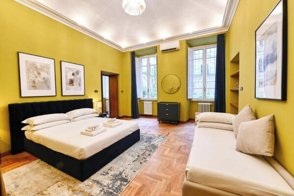 3 bedrooms, desk, iron/ironing board, travel cot - Elegant Historic Apartment in Central Rome
(Roma)