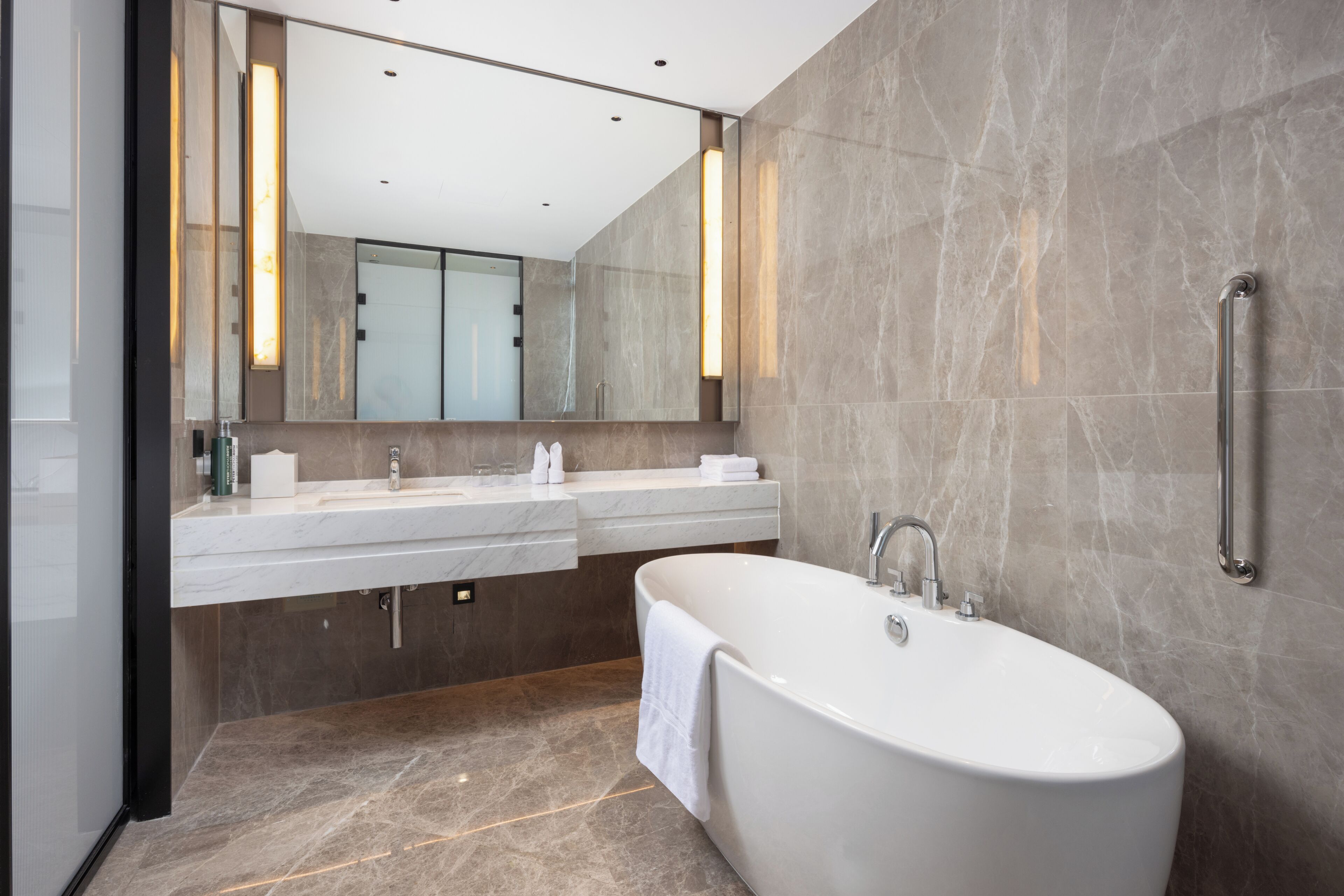 Deluxe Room, 1 King Bed | Bathroom