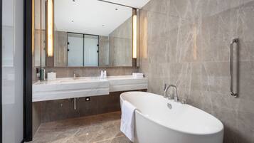 Deluxe Room, 1 King Bed | Bathroom