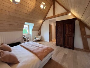 2 bedrooms, iron/ironing board, travel cot, free WiFi