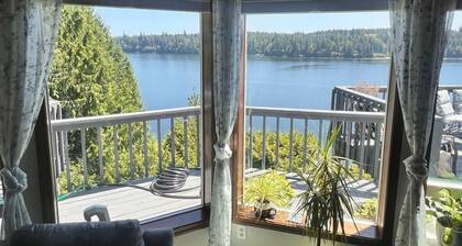 Waterfront charming 3-bedroom house with hot tub, sauna and bikes, sleeps 6