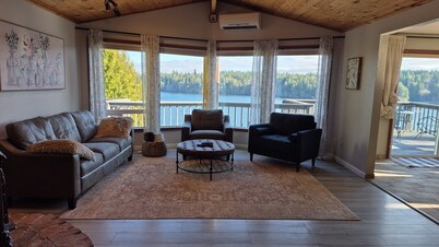 Waterfront charming 3-bedroom house with hot tub, sauna and bikes, sleeps 6