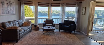Waterfront charming 3-bedroom house with hot tub, sauna and bikes, sleeps 6
